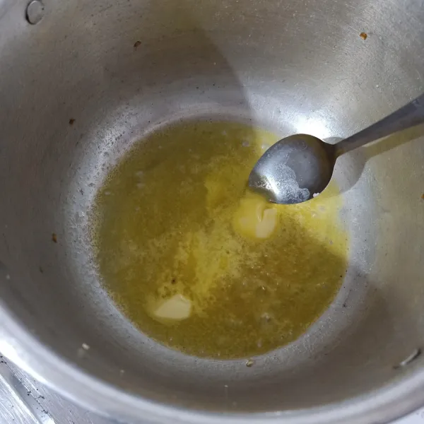 Lelehkan margarin dan butter dalam panci pakai api kecil.