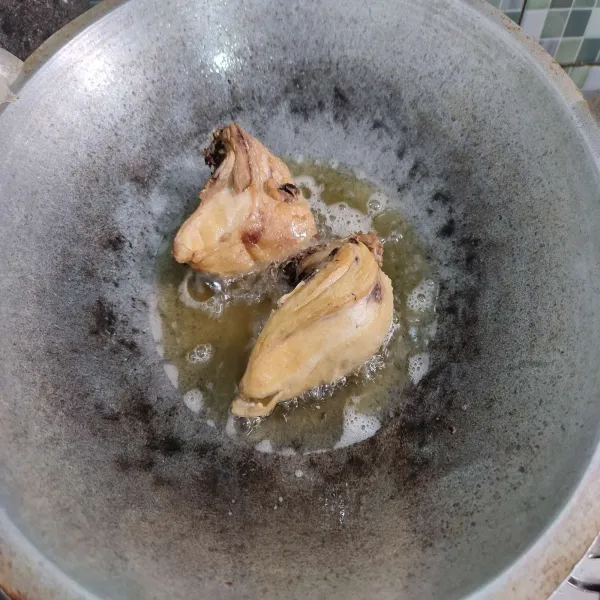 Goreng ayam hingga sedikit golden brown, angkat lalu tiriskan minyaknya biarkan dingin, lalu suwir-suwir.
