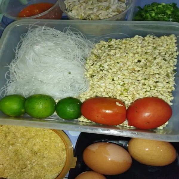 Siapkan bawang pelengkap lainnya seperti koya bubuk, telur rebus, tomat, jeruk nipis, soun, toge pendek, daun bawang, seledri, ayam suwir dan sambal.