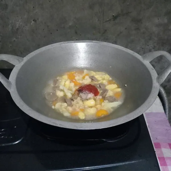 Masukkan saos tomat dan saus tiram. Bumbui dengan garam, gula, lada, dan kaldu jamur.
