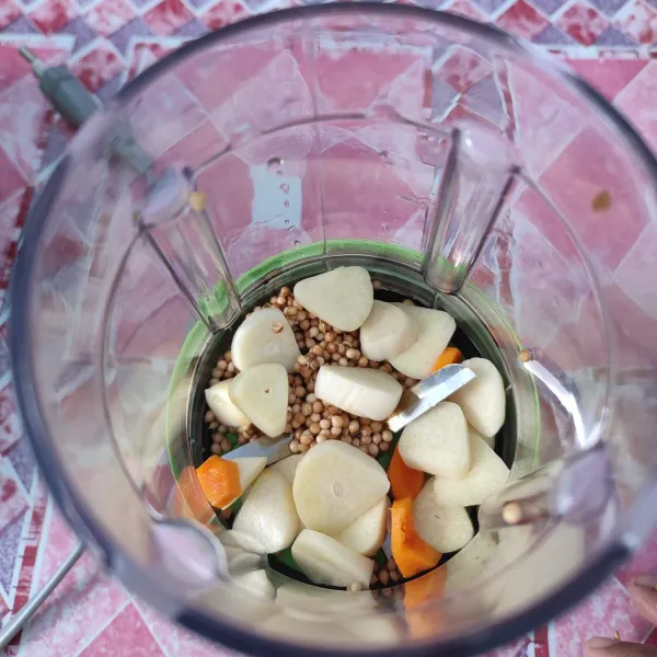 Blender bumbu yang dihaluskan kecuali garam dan gula hingga halus.