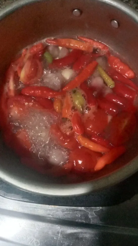 Rebus cabe merah besar, cabe rawit, bawang putih, bawang merah dan tomat sampai mendidih.