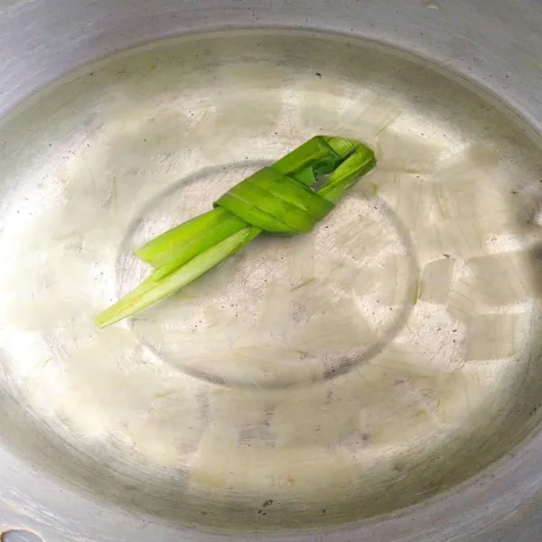 Rebus lidah buaya dengan daun pandan dan 1 sdm gula, kemudian buang airnya, sisihkan.