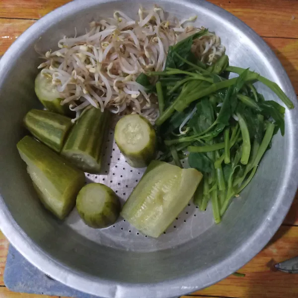 Rebus taoge dan kangkung bergantian setelah krai empuk. Tiriskan.