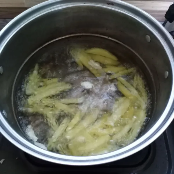 Setelah air mendidih, masukkan kentang. Masak selama 4 menit. Kemudian angkat dan tiriskan.
