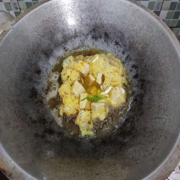 Panaskan minyak goreng, lalu masak hingga telur matang.