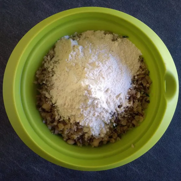 Campurkan kacang tolo dengan tepung terigu dan tepung beras. 
Tambahkan air lalu aduk rata.