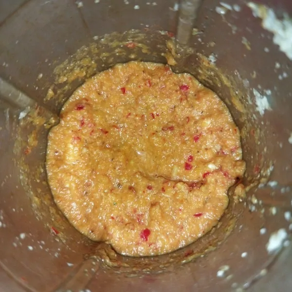 Haluskan cabai merah, bawang merah, bawang putih, jahe, kunyit, ketumbar, dan kemiri.