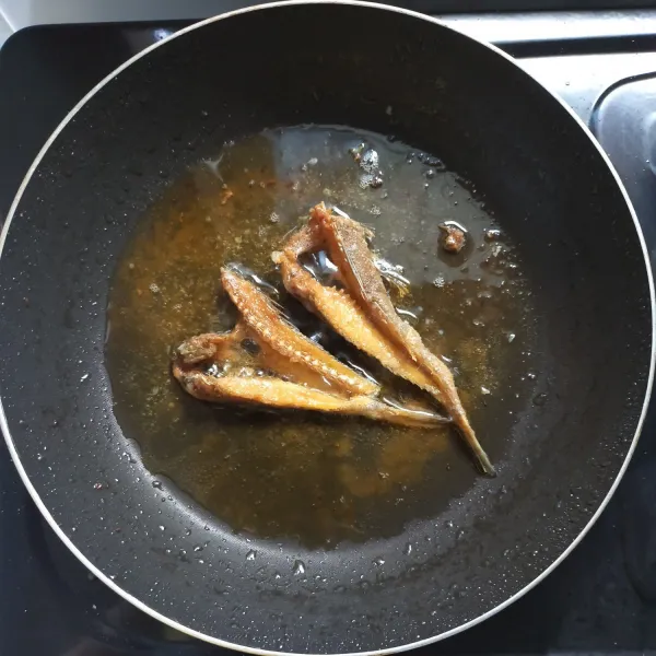 Goreng ikan asin: panaskan secukupnya minyak goreng, goreng ikan asin sampai matang, angkat, tiriskan dan sisihkan dahulu.
