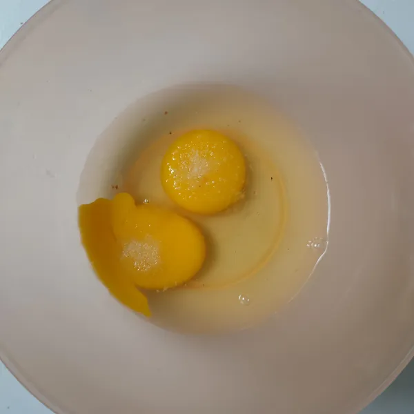 Campurkan telur dan kaldu bubuk, kocok.