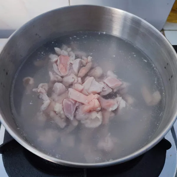 Potong dadu ayam, kemudian rebus hingga empuk. Buang air rebusan (jika menggunakan ayam kampung jangan dibuang airnya, bisa dijadikan air kaldu).