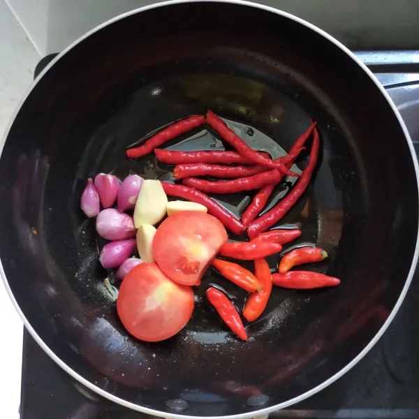 Buat sambal terasinya dahulu: goreng sampai layu bawang merah, bawang putih, cabai keriting, cabai rawit dan tomat lalu angkat dan tiriskan.