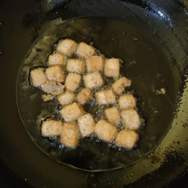 Cuci bersih tahu, potong-potong lalu goreng setengah atau hingga matang.