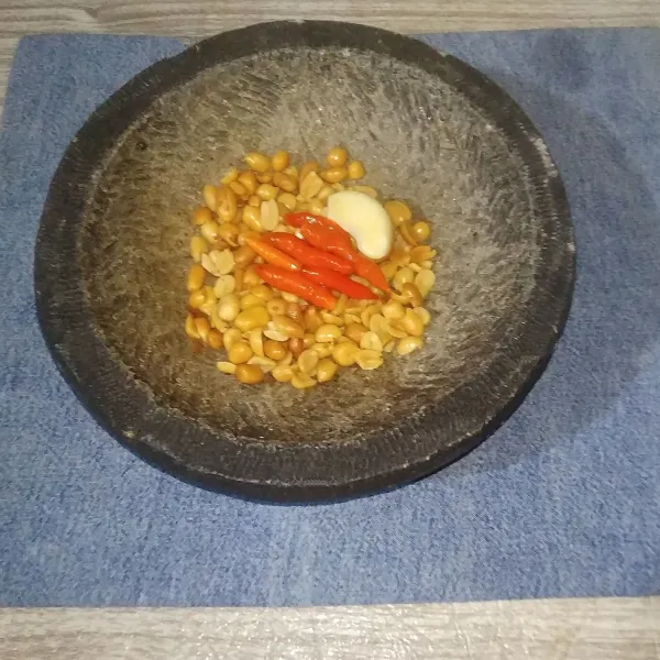Ulek kacang tanah goreng bersama cabai rawit merah dan bawang putih hingga halus.
