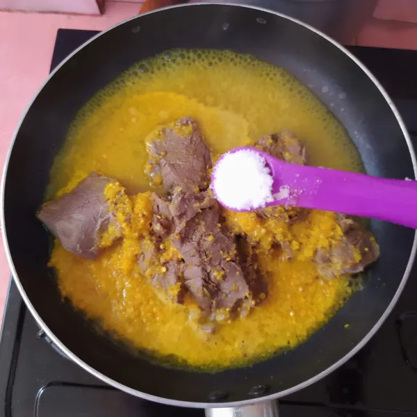 Tuang ke dalam frypan lalu masukkan daging.
Beri garam dan gula.
Aduk rata.
