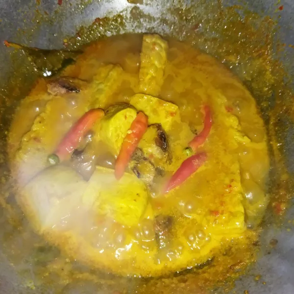 Masukkan cabai rawit dan aduk rata, lalu matikan api dan sajikan.