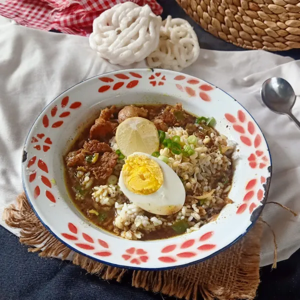 Sajikan dengan pelengkap telur asin, sambal, dan jeruk nipis.