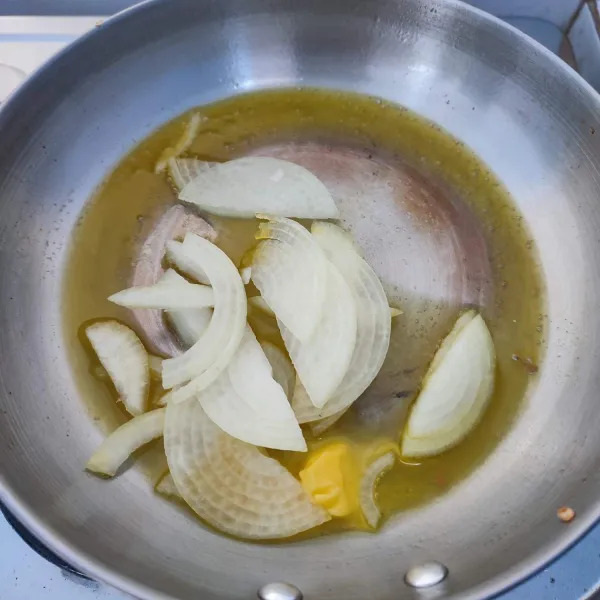 Tumis bawang bombay dengan margarin hingga layu.