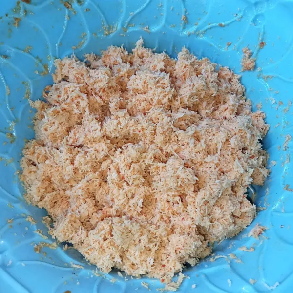 Tambahkan garam, gula pasir dan kaldu jamur, kemudian aduk-aduk hingga tercampur rata.