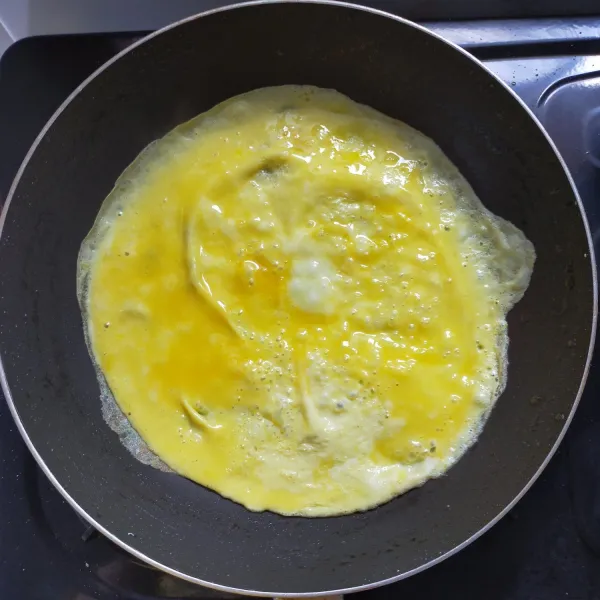 Panaskan secukupnya minyak goreng, kemudian tuang telur yang sudah di kocok tadi, masak dalam bentuk dadar telur sampai matang, angkat, sisihkan dahulu.