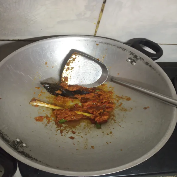 Tumis bumbu, lalu tambahkan daun jeruk, daun salam, dan serai.