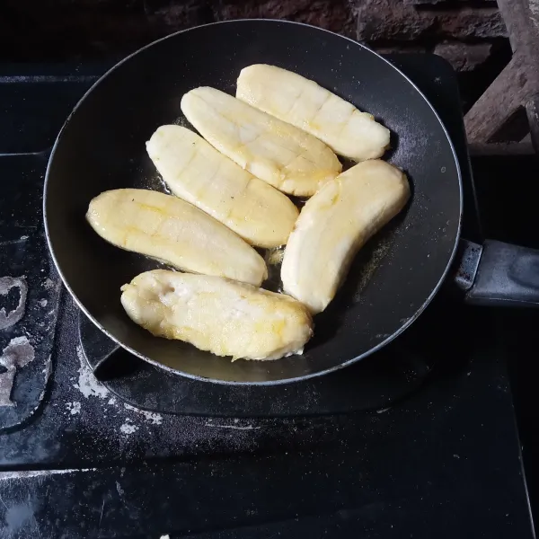 Lelehkan margarin. Bakar pisang hingga berwarna kecokelatan. Angkat.