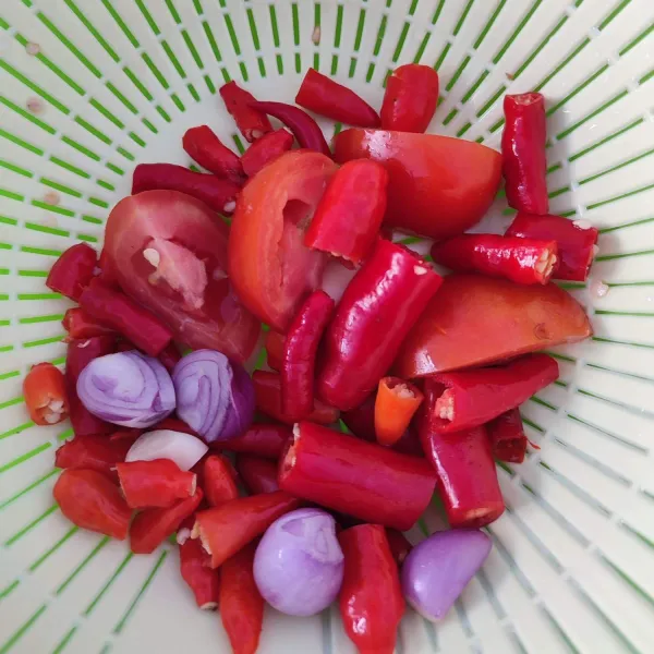Siapkan bahan sambal. Cuci bersih kemudian potong-potong cabe.