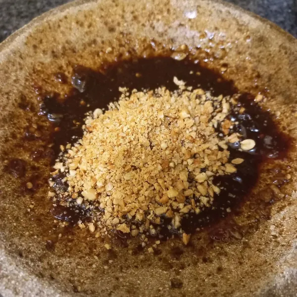Tambahkan kacang tanah goreng yang telah dihaluskan, aduk rata.