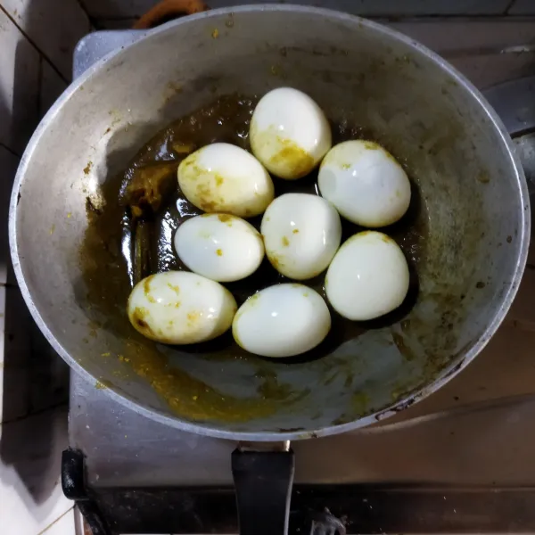 Masukkan telur aduk rata kembali. Dan masak hingga kuah menyusut dan bumbu meresap.