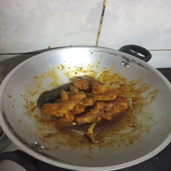 Biarkan hingga bumbu meresap. Setelah matang, lalu angkat dan sajikan.