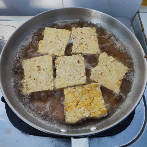 Goreng tempe yang sudah dimarinasi hingga matang.