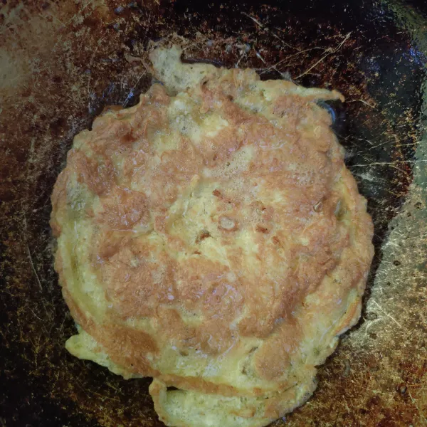 Balik agar tahu telur matang merata.