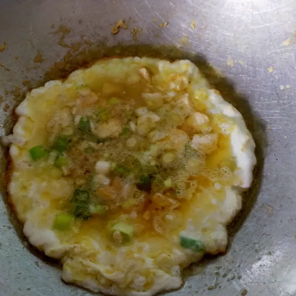 Panaskan minyak goreng, dadar putih telur bersama dengan tahu hingga matang, jangan lupa dibalik. 
Angkat dan sisihkan.