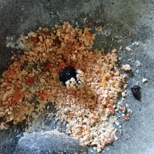 Kemudian masukkan petis, ulek rata.