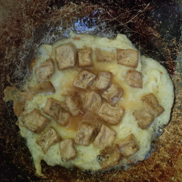 Goreng tahu telur hingga bagian bawah matang.