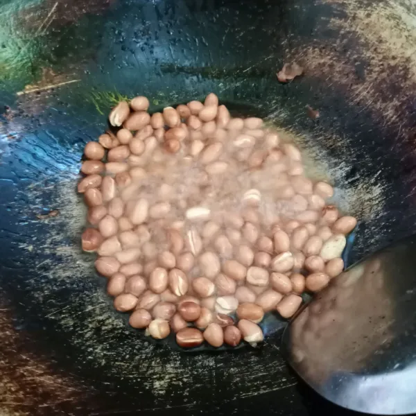 Goreng kacang tanah sampai matang. 
Angkat dan tiriskan.