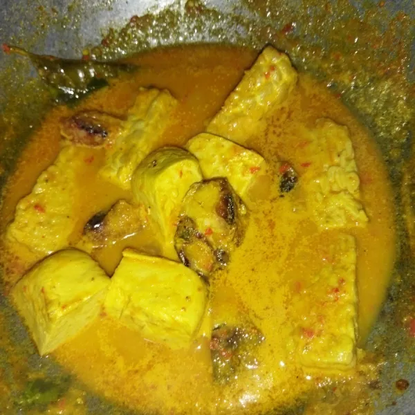 Masak hingga bumbu meresap dan kuahnya mengental.