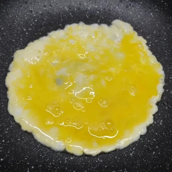 Kocok telur dan sedikit garam, lalu bikin dadar telur.