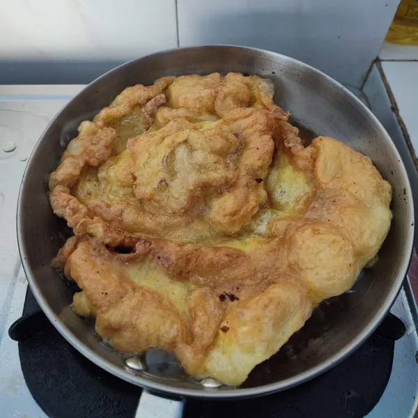 Pecahkan telur, bumbui dengan garam. Kocok lepas dan goreng hingga matang.