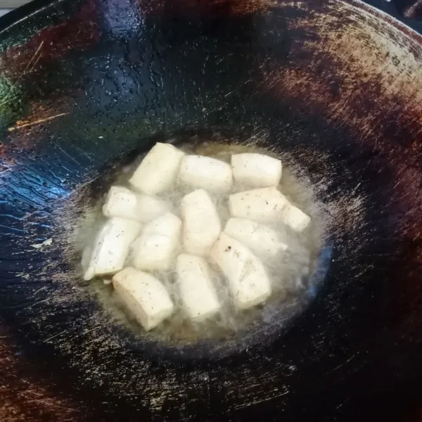 Goreng tahu sampai matang, angkat dan tiriskan.