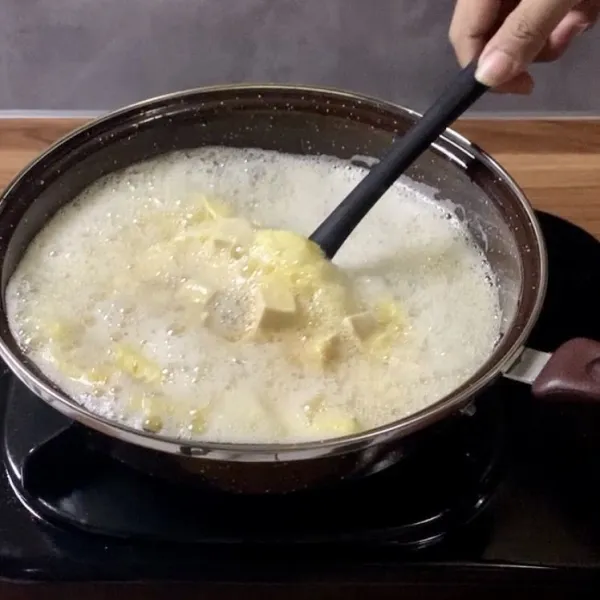 Panaskan minyak dalam wajan & goreng adonan tahu telur sampai matang, angkat & tiriskan