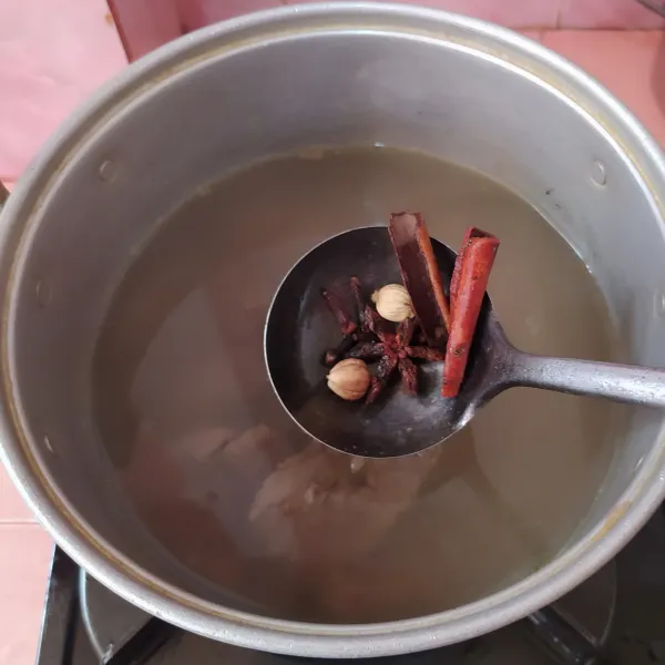 Rebus air hingga mendidih, lalu masukkan daging dan jerohan rebus. 
Masukkan bumbu aromatik (cengkeh, kayu manis, kapulaga dan bunga lawang)