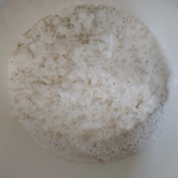 Campur jadi satu tepung ketan, tepung beras, garam dan kelapa parut, aduk rata.