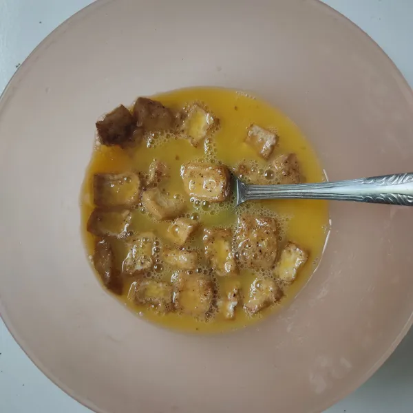 Masukkan tahu, aduk rata.