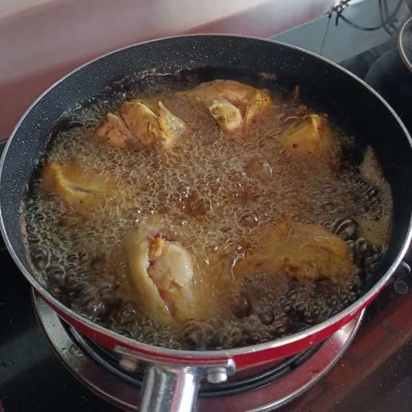 Panaskan secukupnya minyak, goreng ayam, tahu, dan tempe sampai matang, kemudian sisihkan.
