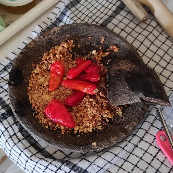 Ulek lagi cabe hingga halus