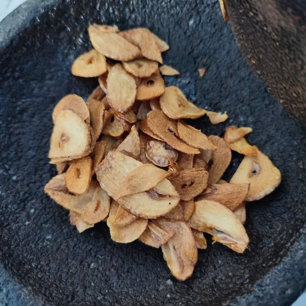 Uleg bawang putih goreng hingga halus.