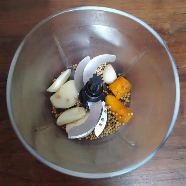 Blender bawang putih, kunyit, ketumbar dan air.