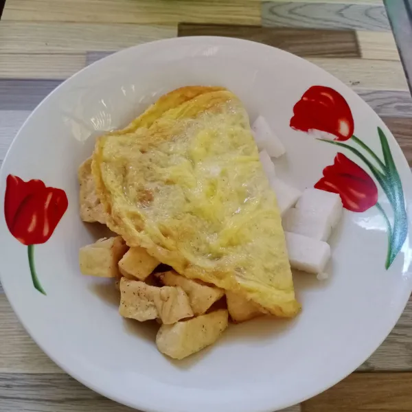 Kemudian taruh telur di atasnya. 
Lalu siram dengan bumbu kacang. 
Taburi bawang goreng di atasnya. 
Sajikan.