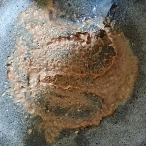 Tuang air panas, ulek sampai tercampur rata. 
Cek rasa.